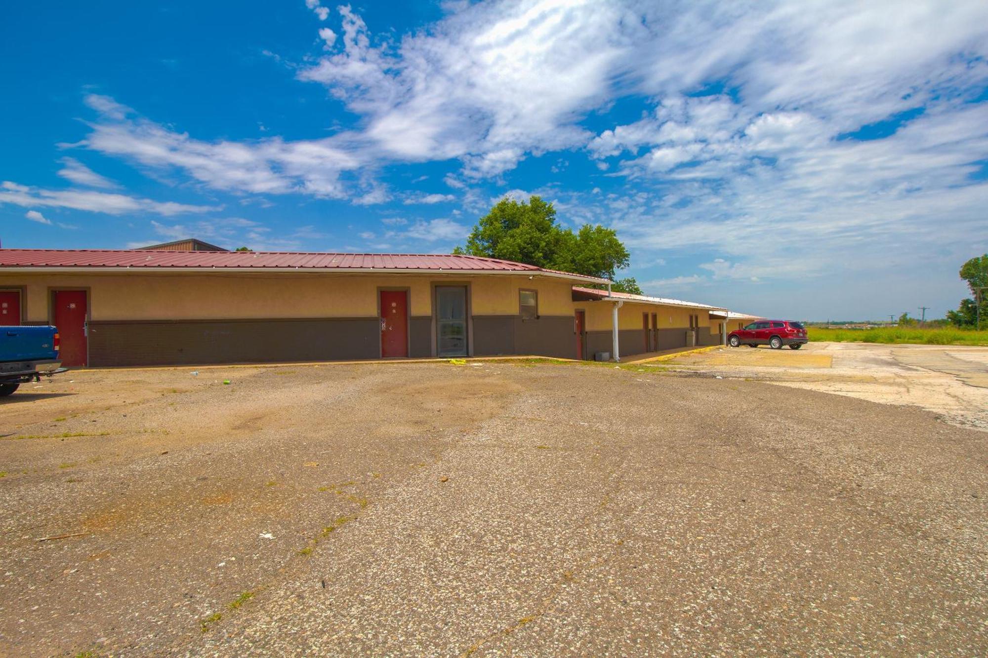 American Best Inn By Oyo I-35 Perry Near Lake Mcmurtry Exterior photo