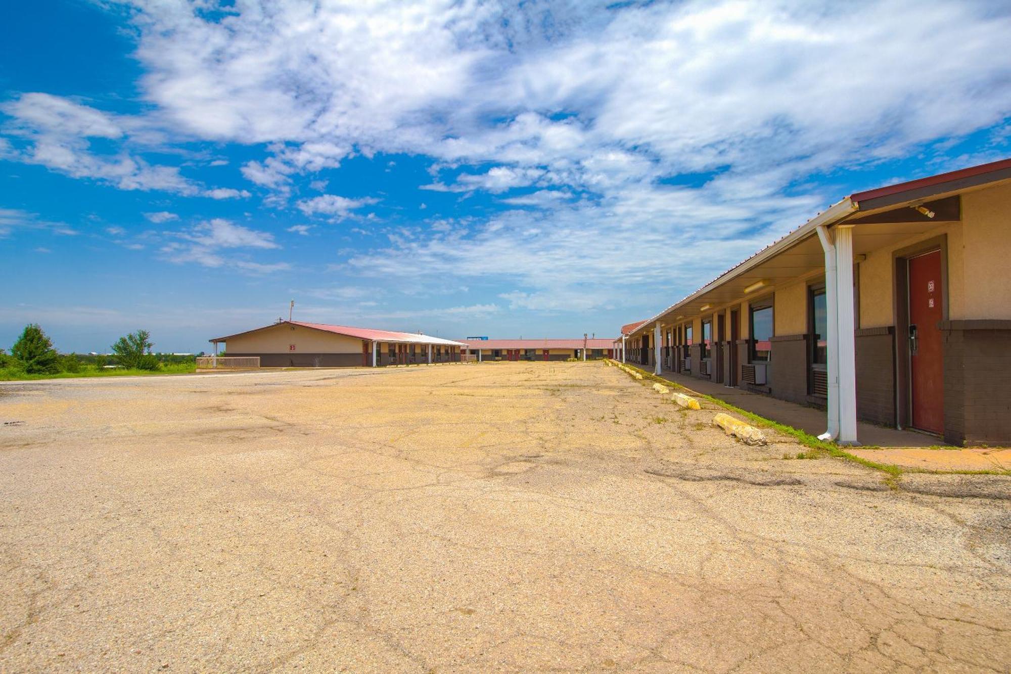 American Best Inn By Oyo I-35 Perry Near Lake Mcmurtry Exterior photo